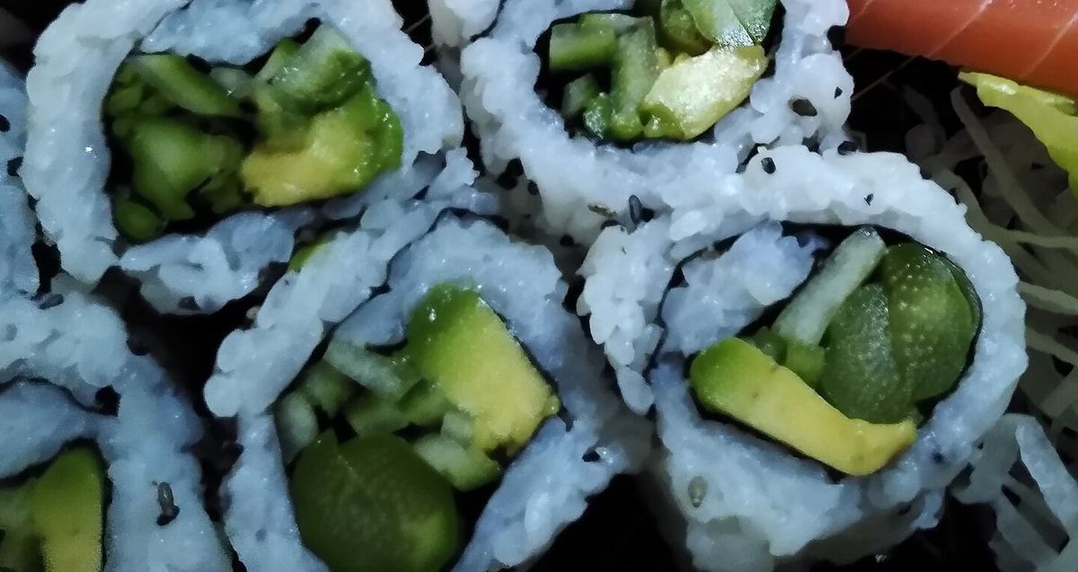 Uramaki vegani tagliati, con cetriolo e avocado